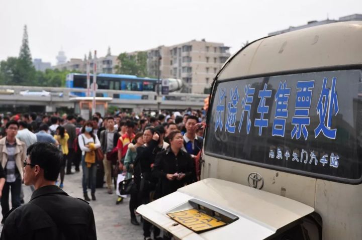大家都在说高铁，别2022世界杯买球入口忘了还有很多中国人只能坐公交